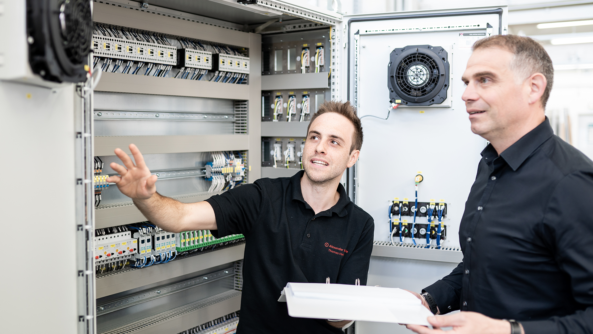 (v.l.n.r.) Thomas Heim, Teamleiter Werkstatt, Steuerungstechnik, panel solutions Thomas Basler, Geschäftsführer panel solutions (v.l.n.r.) Thomas Heim, Teamleiter Werkstatt, Steuerungstechnik, panel solutions Thomas Basler, Geschäftsführer panel solutions