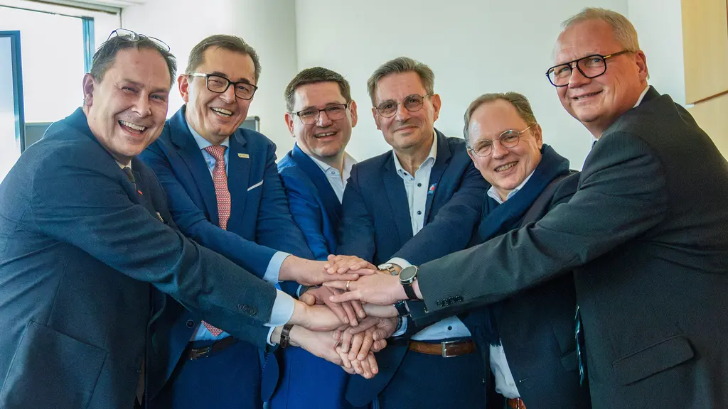 Das Foto zeigt die Taskforce Klimahandwerk bei der Gründung (von links): ZDH-Geschäftsführer Karl-Sebastian Schulte, ZVSHK-Präsident Michael Hilpert, ZVEH-Präsident Stefan Ehinger, ZVDH-Hauptgeschäftsführer Ulrich Marx, BIV-Bundesinnungsmeister Björn Sielaff, ZIV-Vizepräsident Andreas Peeters. Das Foto zeigt die Taskforce Klimahandwerk bei der Gründung (von links): ZDH-Geschäftsführer Karl-Sebastian Schulte, ZVSHK-Präsident Michael Hilpert, ZVEH-Präsident Stefan Ehinger, ZVDH-Hauptgeschäftsführer Ulrich Marx, BIV-Bundesinnungsmeister Björn Sielaff, ZIV-Vizepräsident Andreas Peeters.